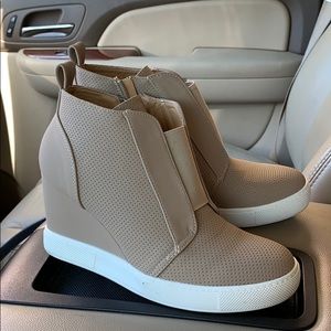 Hidden wedge tennis shoes